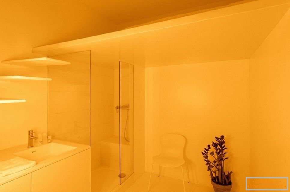 Žluté osvětlení v koupelně