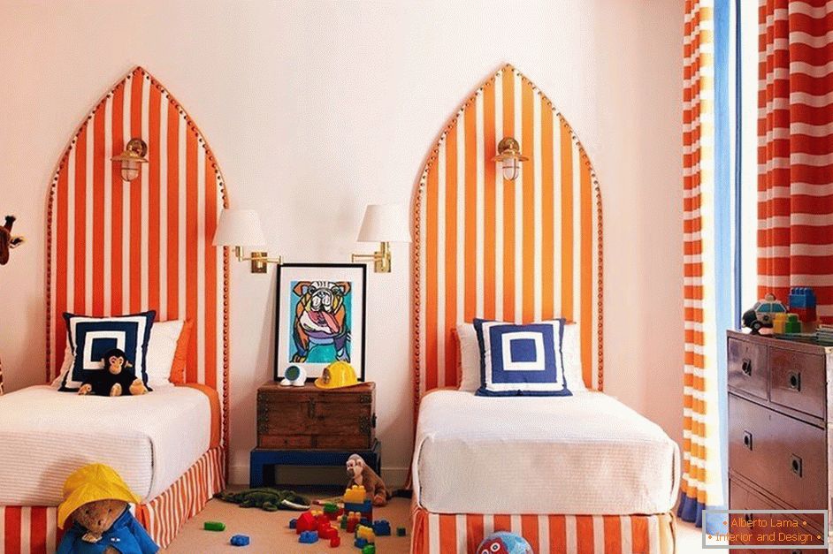 Oranžové prokládané postele v mateřské škole
