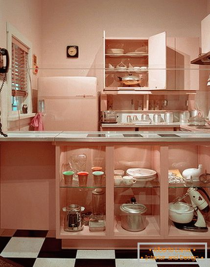 Interiér malé kuchyně v jasných barvách