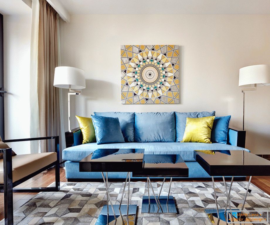 Extravagantní modrá pohovka se žlutými dekorativními polštáři v obývacím pokoji