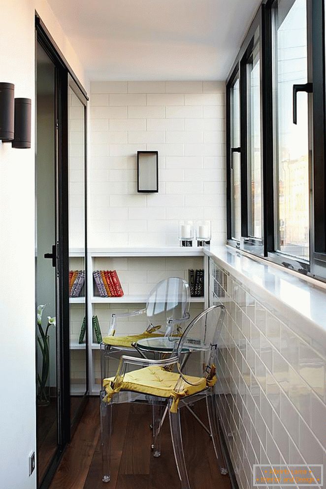 Židle a stůl na malém balkóně, ozdobený bílými dlaždicemi