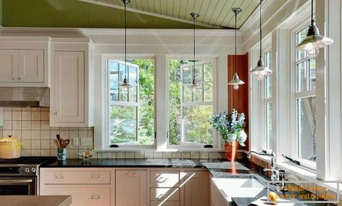 design kuchyně s rohovým oknem