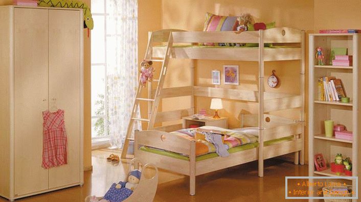 Dětský pokoj v high-tech stylu s lehkým dřevěným nábytkem. Jednoduchost nábytku je kompenzována jeho funkčností a praktičností.