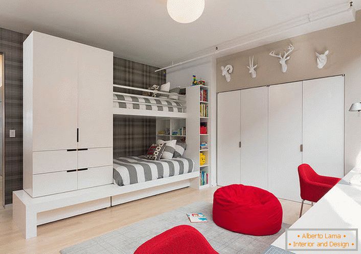 Velký dětský pokoj v high-tech stylu pro dvojčata. Pozornost přitahuje nábytek červené a skříň, namontované ve zdi.