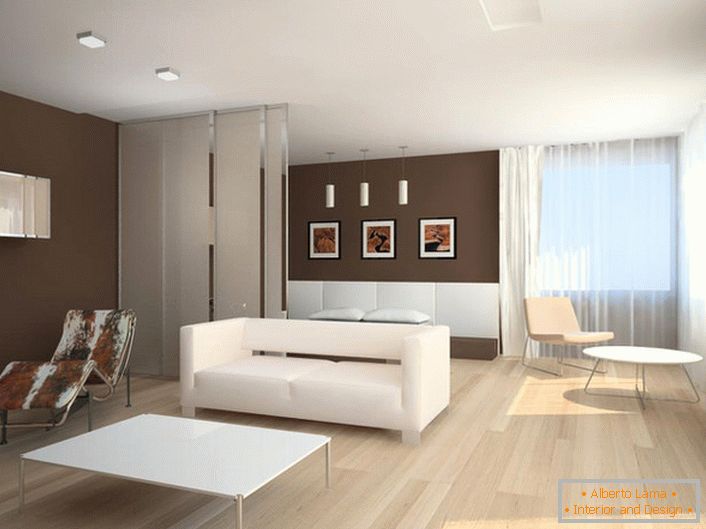 Minimálně nábytek a dekorativní prvky vizuálně zvyšují obývací pokoj. 