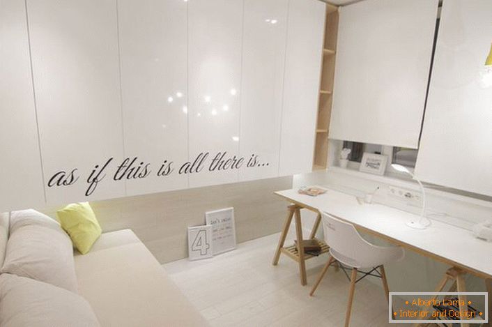Pokoj pro hosty je ve stylu skandinávského minimalismu.