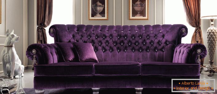 Bohatá fialová čalouněná barva pohovky se bez problémů zapadá do interiéru obývacího pokoje v empírovém stylu. Prošívané čalounění z přírodních tkanin je možná nejlepším řešením.