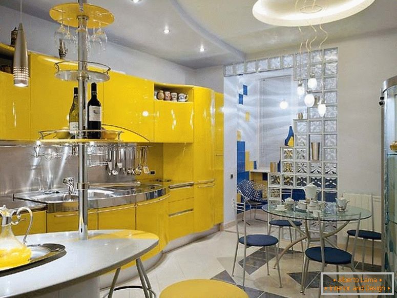 V nejlepších tradicích avantgardního stylu je vybrán nábytek pro kuchyň. Kuchyňská sada žluté barvy je nejen praktická a funkční, ale také stylová.