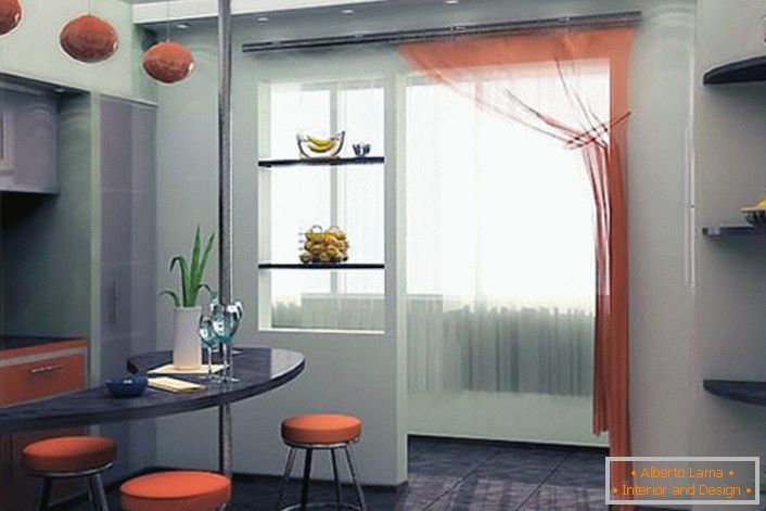 Tmavý pomeranč se mísí se šedou barvou, z níž se místnost vizuálně zdá být prostornější.
