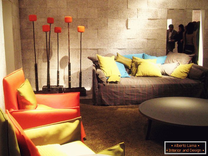 Malý, ale útulný obývací pokoj v avantgardním stylu. Skvělé řešení pro tradiční městský byt.