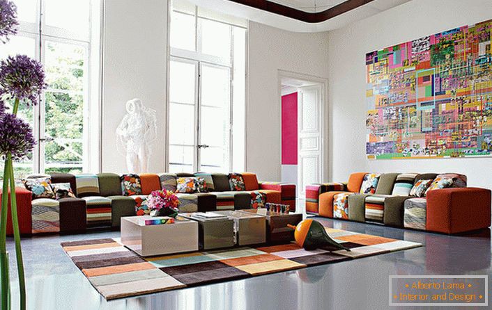 Barevný pokoj v avantgardním stylu ve velkém domě italské rodiny. Nápadová koncepce kompetentně kombinuje pokrytí koberců a nábytku přibližně stejné barvy.