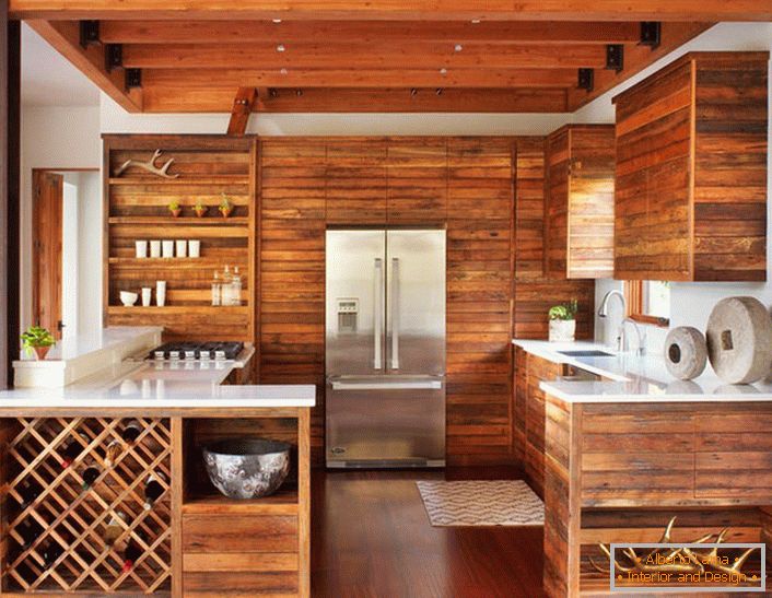 Moderní kuchyň ve stylu chaty je pozoruhodná pro svou lakonickou, nízkou klíčovou výzdobu. Sada dřeva bez nábytku vypadá stylově a efektivně.