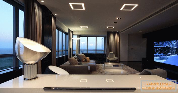 Neobvyklé osvětlení v obývacím pokoji ve špičkovém stylu dává dostatek světla.