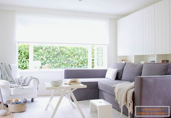 Kombinace bílé a šedé barvy vždy vypadá ziskově, zvláště pokud je to skandinávský styl. Obývací pokoj s měkkým nábytkem je prostorný a světlý.