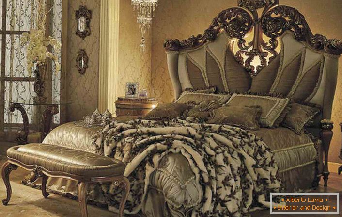 Luxusní postel v ložnici pro hosty v barokním stylu ve venkovském domě v jedné z francouzských provincií.