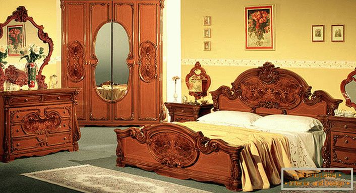 Italský nábytek pro ložnici v barokním stylu.