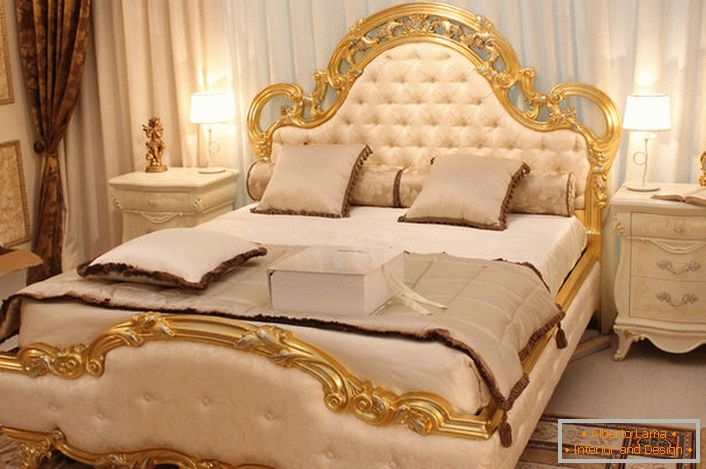 Zadní část postele je pokryta měkkým hedvábím béžové barvy podle požadavků barokního stylu.