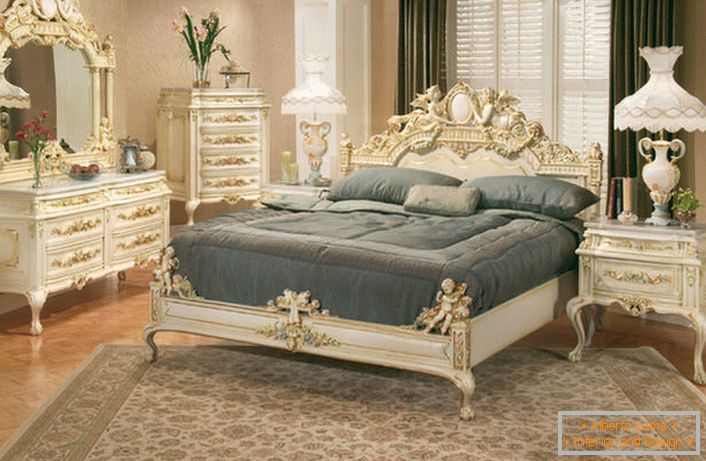 Ložnice je zařízena ve stylu romantismu. Hlavním pozoruhodným prvkem je vyřezávané vybavení nábytku.