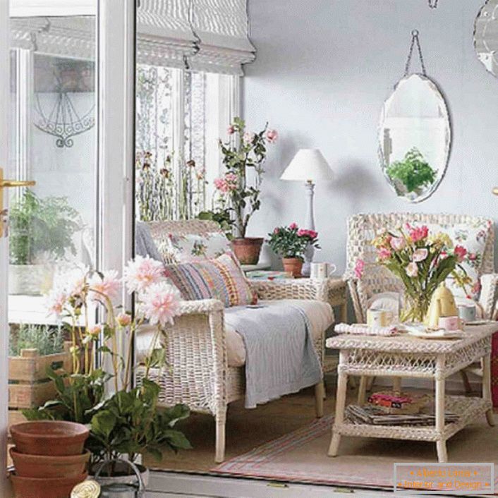 Malá veranda ve stylu romantismu je ideálním místem pro ty, kteří rádi čtou.