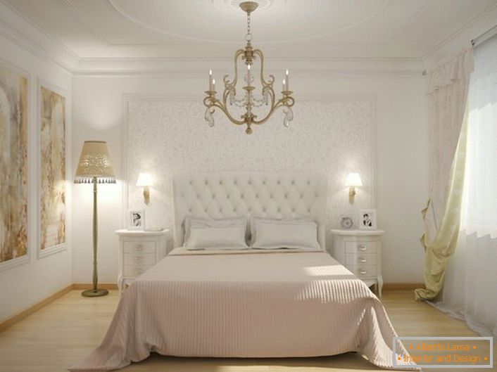 Ve středu interiéru ložnice je postel s vysokým čalouněným textem. Měkké, prošívané čalounění dělá atmosféru ušlechtilou a stylovou.