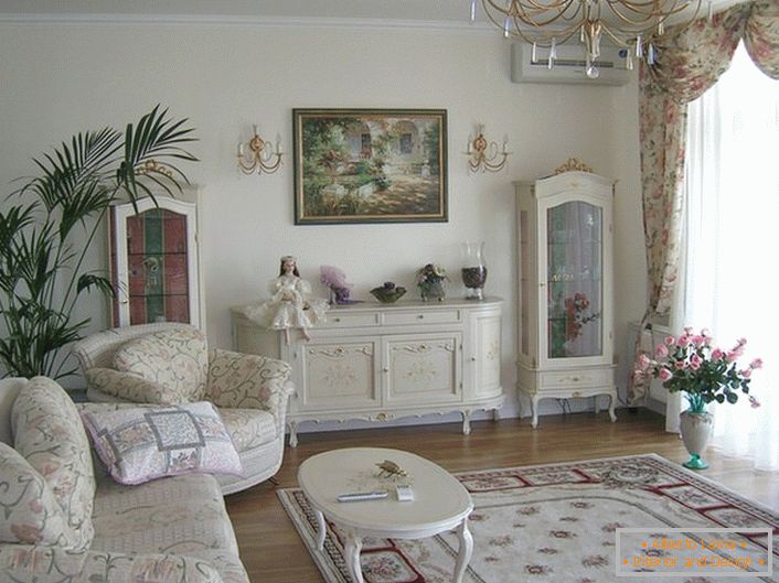 Prostorný obývací pokoj je vyzdoben v romantickém stylu ve světlých barvách.