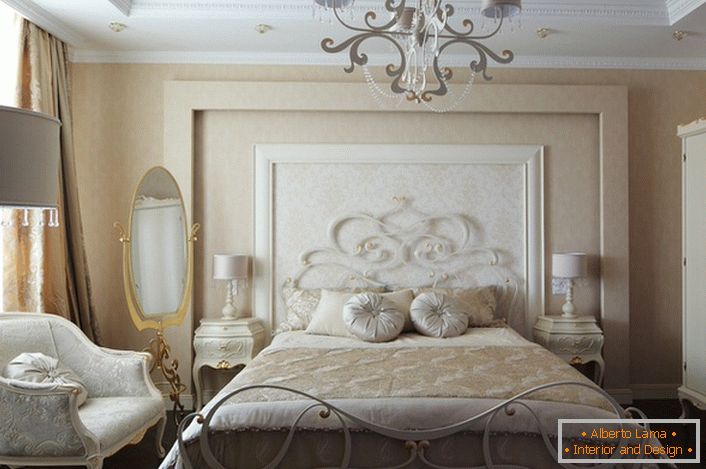 Luxusní rodinná ložnice ve stylu romantismu je atraktivní skromný interiér ve světlých barvách.