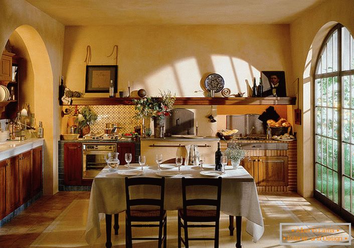 Kuchyně je v rustikálním stylu s velkým panoramatickým oknem. Pracovní a jídelní prostor v kuchyni získá maximální přirozené světlo.