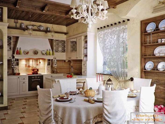 Útulná kuchyně v rustikálním stylu. Pozoruhodné jsou dekorační police ze dřeva pro desky a další nádobí. 
