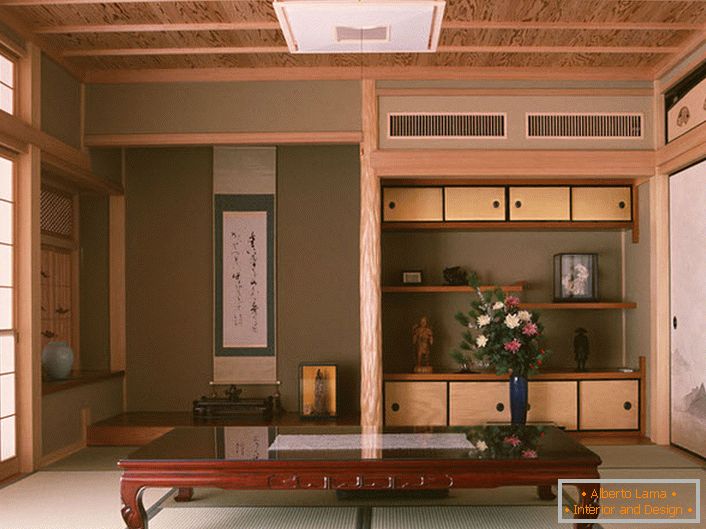 Styl japonského minimalismu je pozoruhodný pro použití přírodních dokončovacích materiálů pro organizaci interiéru. 