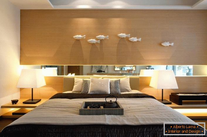 Designová ložnice ve stylu japonského minimalismu v domě španělské rodiny. 