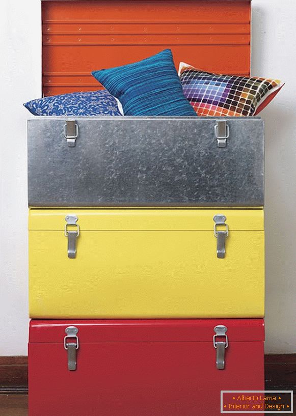 Vícebarevné polštáře v kufru