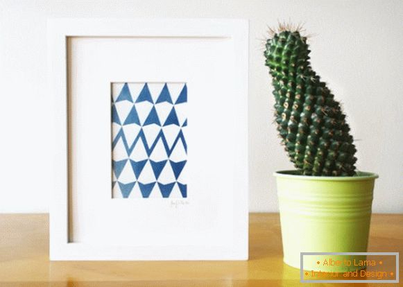 Obrázek s geometrickým potiskem a kaktusem