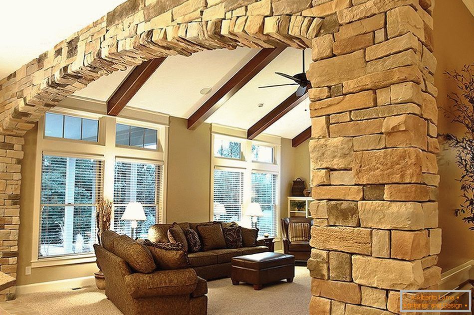 Zdobení obývacího pokoje s dekorativním kamenem