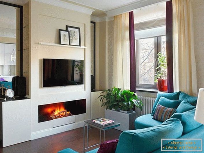 Postavený na výklenku falešné stěny, rozšířené bio krb se harmonizuje s výzdobou a barvou obývacího pokoje.