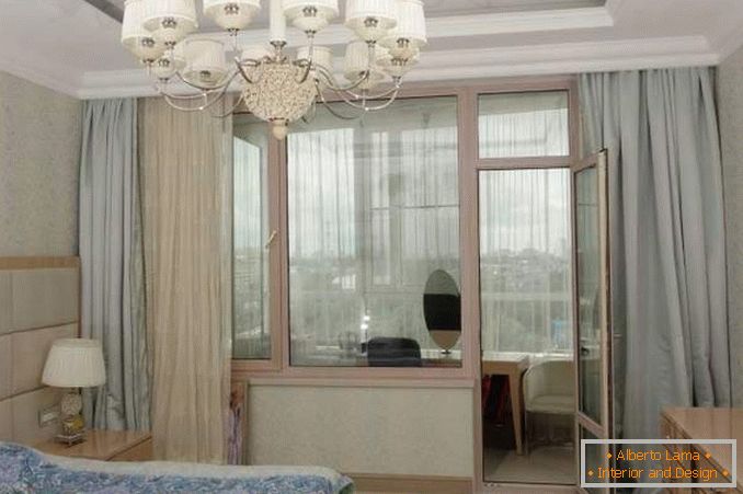 Ložnice s balkonem s panoramatickými okny - myšlenkou interiéru