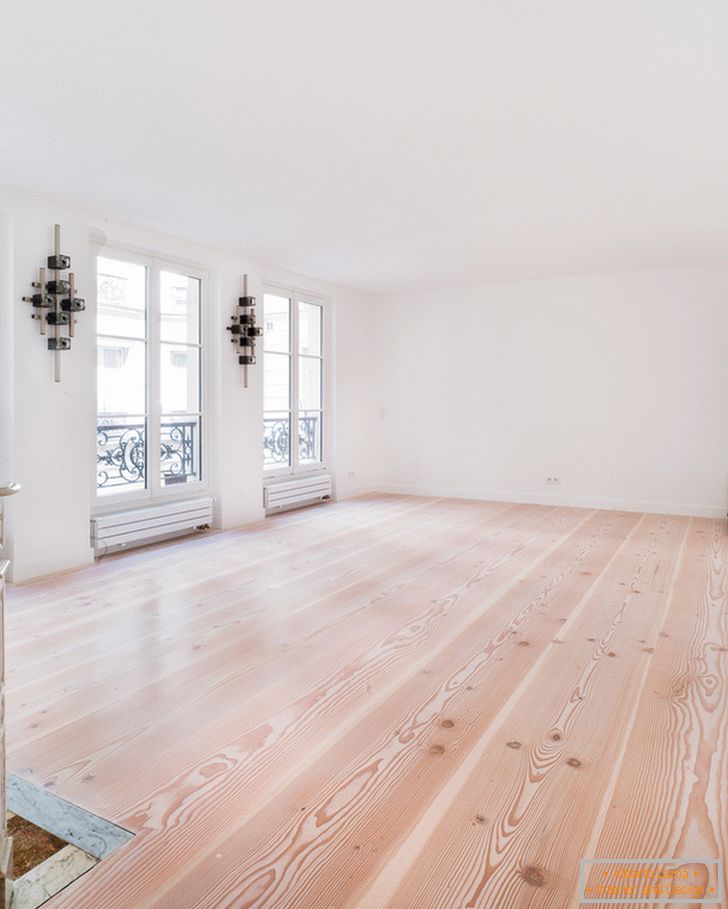 Podlaha oregonské borovice v prostorné obývacím pokoji