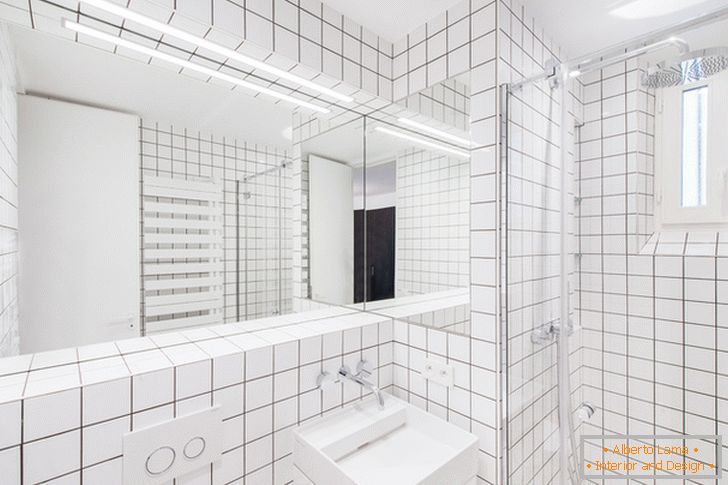 Velké zrcadlo s osvětlením v koupelně