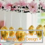 Lustr květin a zlatých vajec