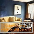 Písková pohovka a modré stěny v obývacím pokoji