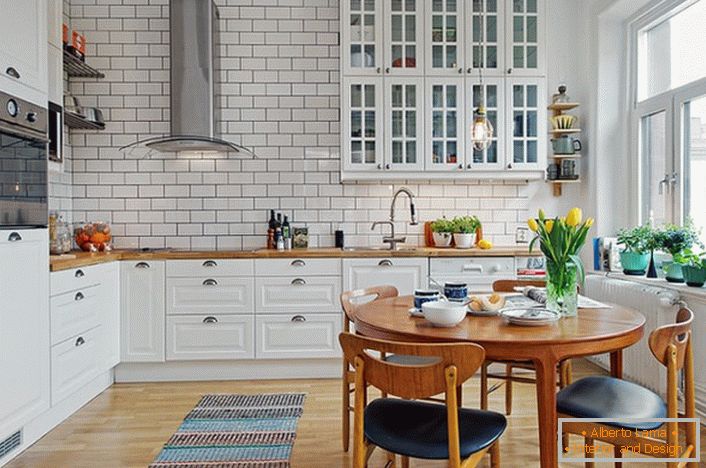 Interiér kuchyně je vyroben ve skandinávském stylu, který je vyjádřen v bílém, klidném provedení. 