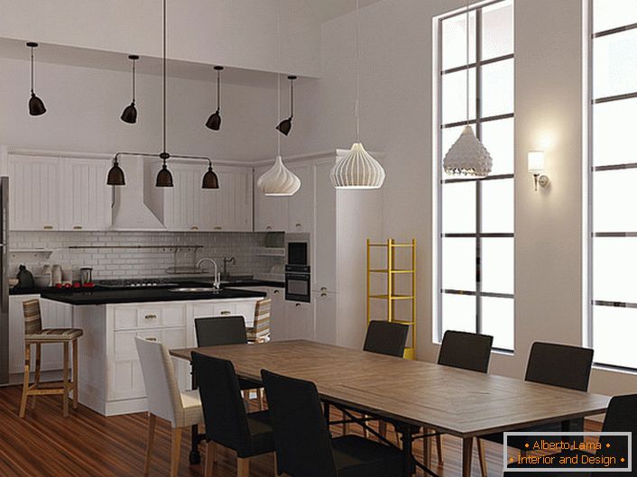 Příkladem dobře vybraného osvětlení kuchyně ve skandinávském stylu. Pro osvětlení jídelních a pracovních prostorů se používají různé modely stropních lustrů. 