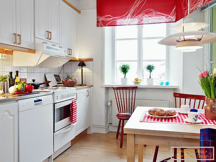 Bílá barva v kombinaci s ušlechtilou červenou vizuálně vylepšuje kuchyň. Jasné, nasycené akcenty dělají místnost stylovou a kreativní. 