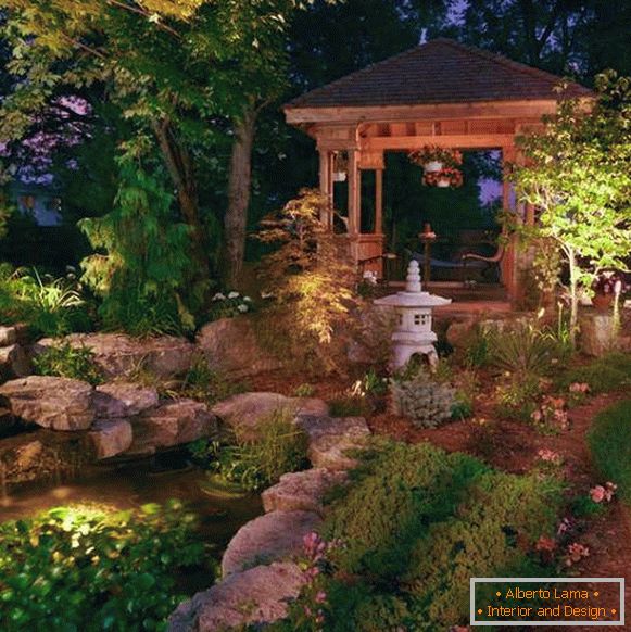 Rybník a altán v designu zahrady v japonském stylu