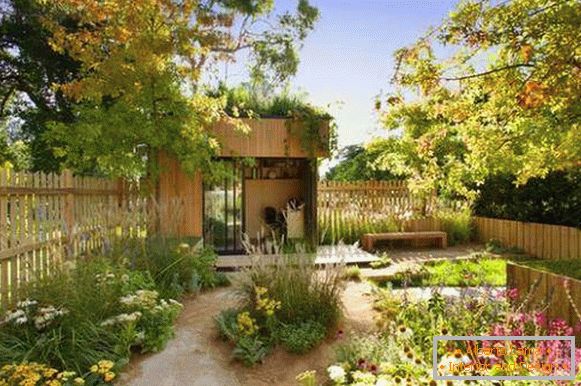 Design zahrady v zanedbaném opuštěném stylu z roku 2016