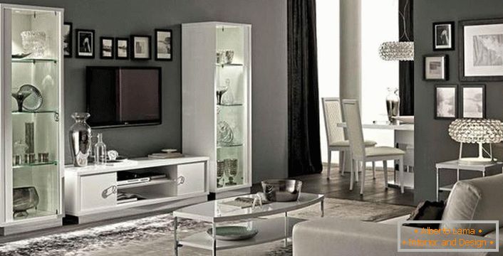 Elegantní lehký nábytek proti světle šedému interiéru.