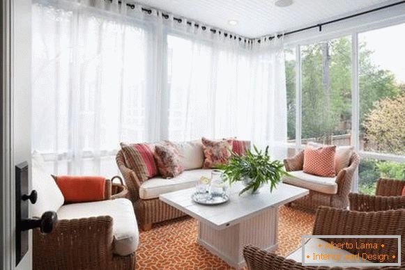 Proutěný nábytek z vinné révy в дизайне гостиной веранды