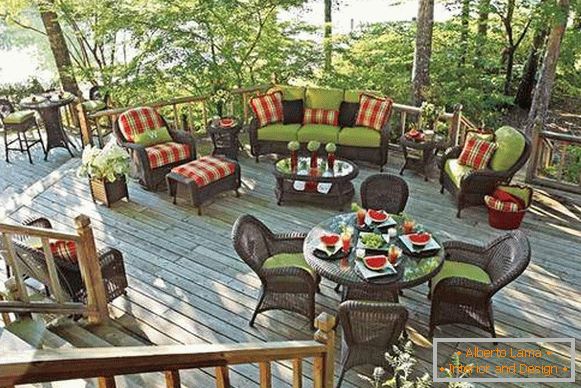 Sada proutěného nábytku pro verandu: pohovka, křesla a stoly