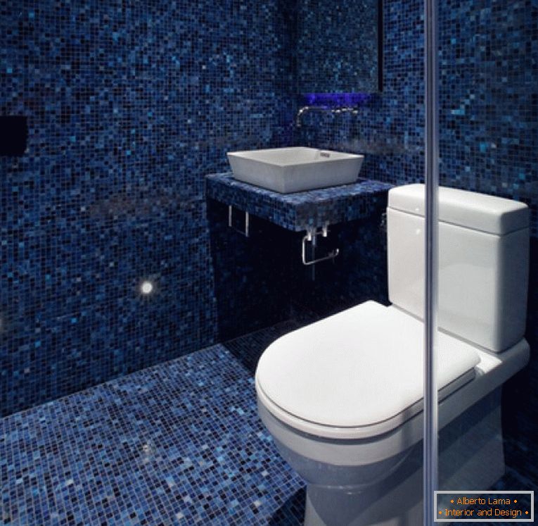 Modrá mozaika v designu toalety