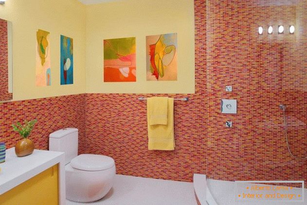 Interiér koupelny kombinovaný s toaletou