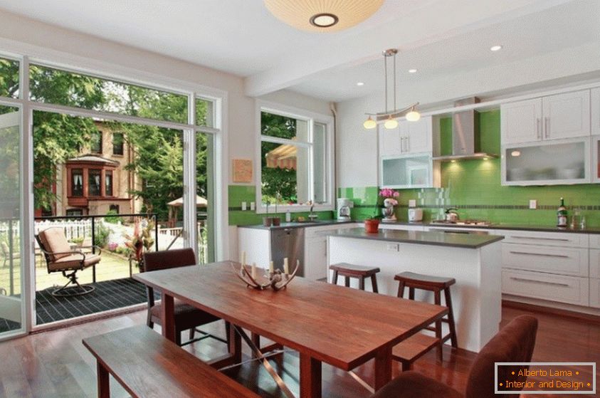 Kuchyňský design interiéru v moderním stylu, zelené a tmavě hnědé barvy